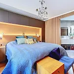 House With Rooftop Eiffel Tower View Париж