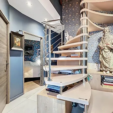 House With Rooftop Eiffel Tower View Париж