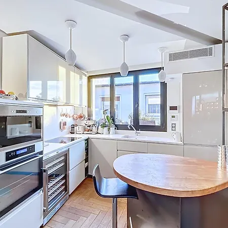 House With Rooftop Eiffel Tower View Paryż