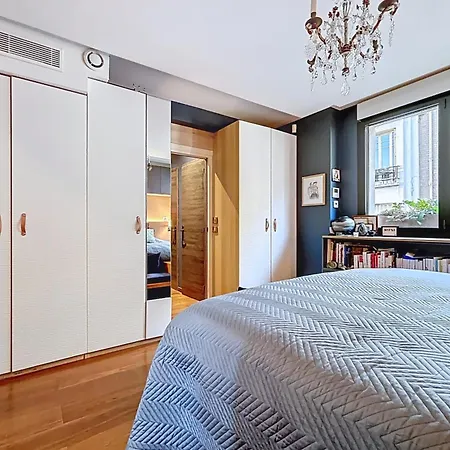 Dom wakacyjny House With Rooftop Eiffel Tower View