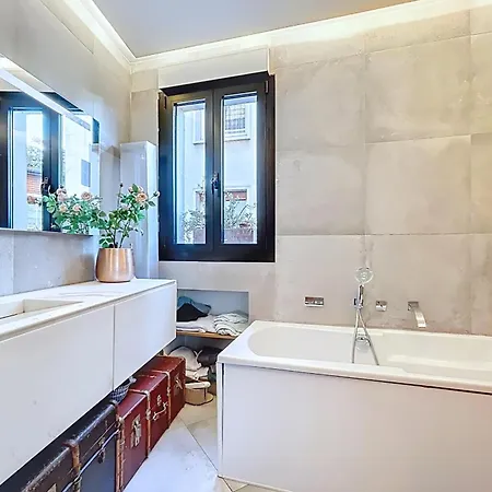 House With Rooftop Eiffel Tower View *