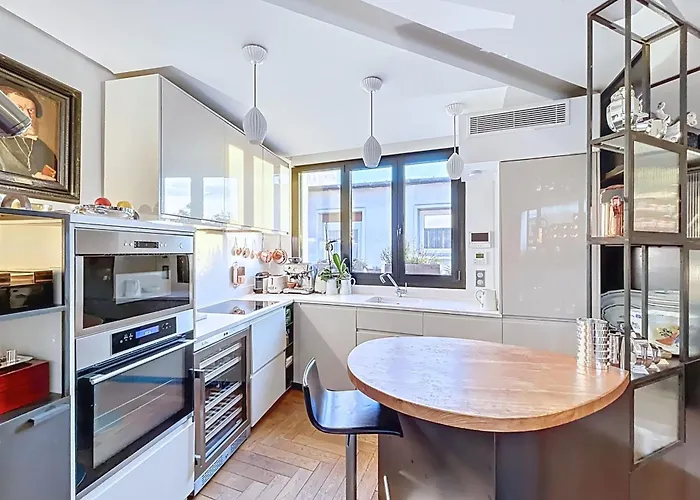 House With Rooftop Eiffel Tower View Париж