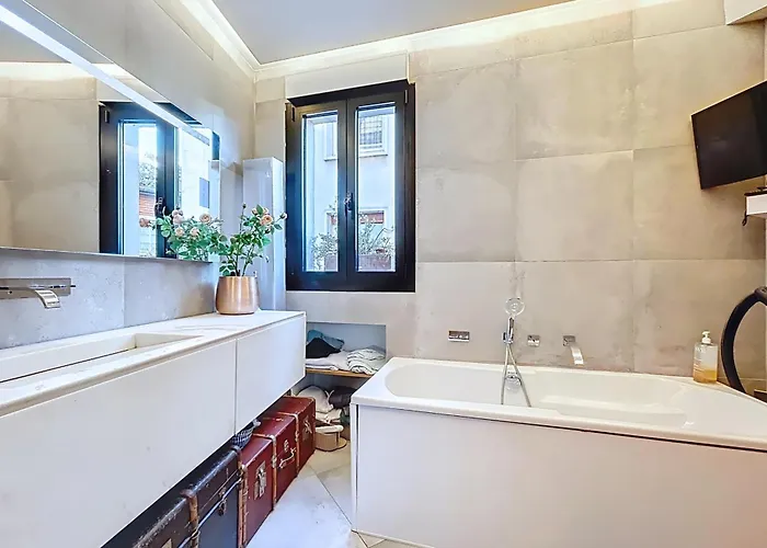 House With Rooftop Eiffel Tower View *