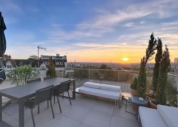 Дом отдыха House With Rooftop Eiffel Tower View *