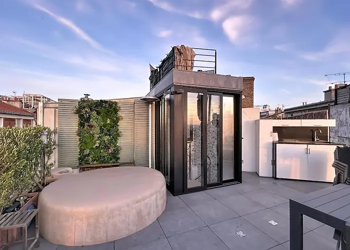 House With Rooftop Eiffel Tower View * פריז
